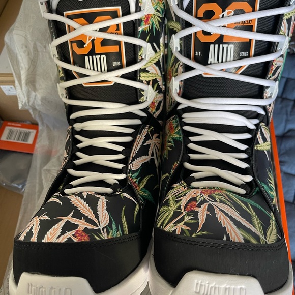 thirtytwo Lashed Alito Snowboard Boots - Picture 3 of 11